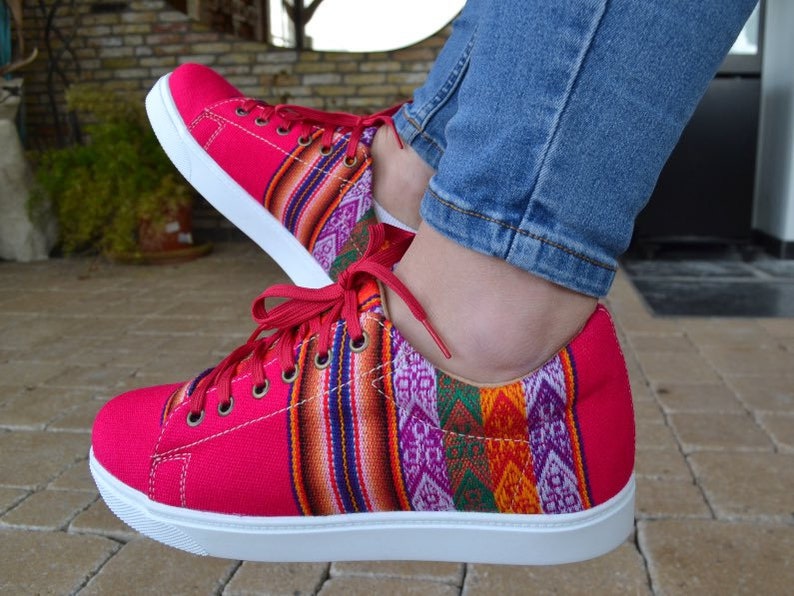 The shoes are made of soft fabric with rubber bottom. The shoes are made of woven fabrics with Inca patterns. Peruvian shoes, sneakers with Inca textile from Peru, sneakers cat, converse style, Peruvian sneakers, Inca textile, handmade ethnic shoes.