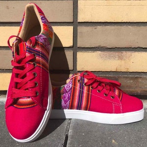 The shoes are made of soft fabric with rubber bottom. The shoes are made of woven fabrics with Inca patterns. Peruvian shoes, sneakers with Inca textile from Peru, sneakers cat, converse style, Peruvian sneakers, Inca textile, handmade ethnic shoes.
