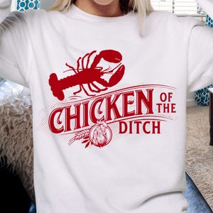 Divertido diseño de sublimación PNG de cangrejo de río de Luisiana, descarga digital de camiseta vintage sarcástica de "Pollo de la zanja", ambiente de Mardi Gras de Nueva Orleans