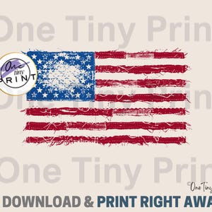 Puede incluir: Diseño de bandera estadounidense desgastada en rojo, blanco y azul. La bandera presenta una estética vintage y texturizada con pinceladas visibles. La imagen incluye el texto "DOWNLOAD & PRINT RIGHT AWAY!" y el logotipo de "One Tiny Print".