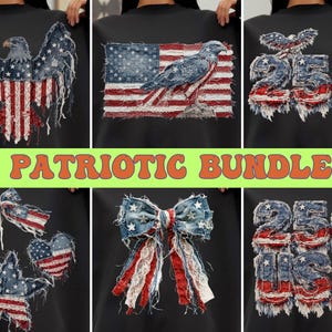 Op de afbeelding: Een verzameling patriottische ontwerpen op zwarte kleding. De ontwerpen omvatten een adelaar, de Amerikaanse vlag en de tekst "250 USA", allemaal in een distressed denim en rood, wit en blauw kleurenschema. De tekst "PATRIOTIC BUNDLE" is ook aanwezig.