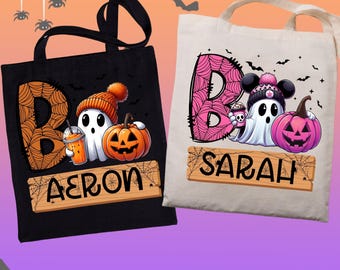 Könnte beinhalten: Zwei schwarze und weiße Stofftaschen mit Halloween-Motiv. Eine Tasche zeigt ein Gespenst mit einem Kürbis und einer Tasse Kaffee, mit dem Namen "AERON" auf einem Holzschild. Die andere Tasche zeigt ein Gespenst mit einem Kürbis und einer Tasse Kaffee, mit dem Namen "SARAH" auf einem Holzschild.