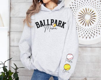 Sudadera con capucha personalizada para mamás de béisbol, sudadera para mamás de sóftbol, ​​sudadera con capucha para mamás del estadio con título y nombres personalizados en las mangas.