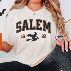 Camiseta de bruja de Salem con colores cómodos, camiseta universitaria de Halloween, camiseta de temporada espeluznante, regalo vintage de Witchcore para otoño, camiseta estética de bruja
