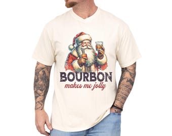 Könnte beinhalten: Ein weißes T-Shirt mit einer Vintage-Illustration von Weihnachtsmann, der ein Glas Bourbon hält. Der Text "Bourbon makes me jolly" ist unter dem Bild gedruckt.