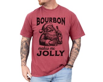 Könnte beinhalten: Rotes T-Shirt mit einer Vintage-Illustration von Weihnachtsmann, der eine Flasche Bourbon und ein Glas hält. Der Text lautet "Bourbon makes me jolly".