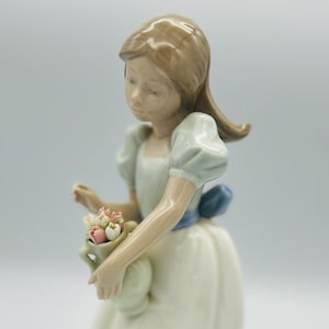 Lladro NAO Tulip Time Figurine #1001 Vintage