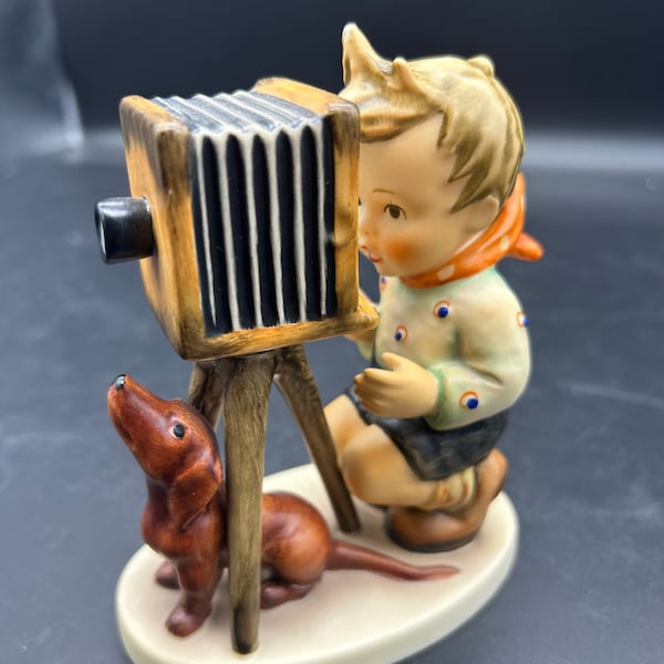 Figura de Hummel «El Fotógrafo» n.º 178: Niño con perro salchicha – Coleccionable vintage de Goebel