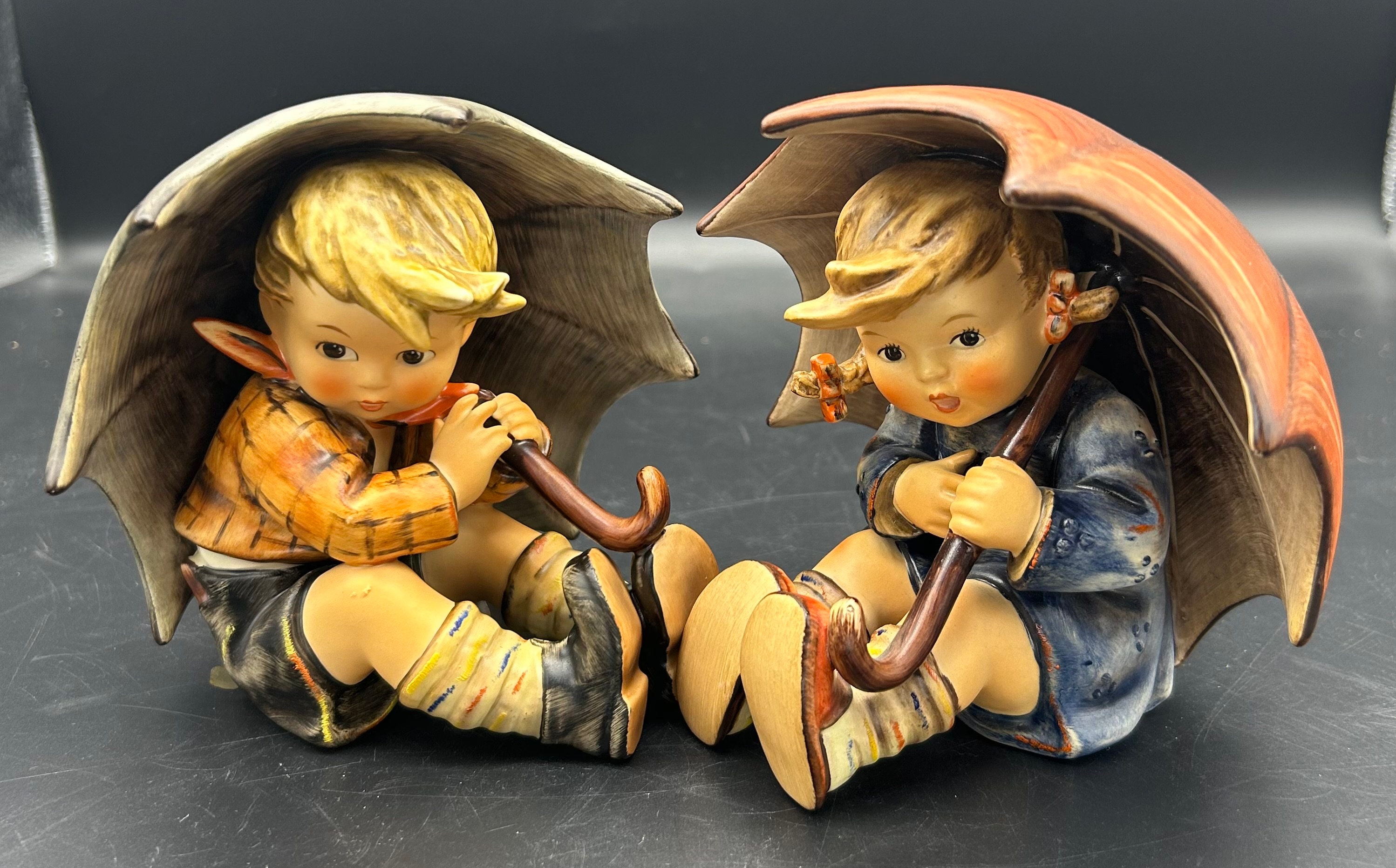 驚きの安さ Umbrella Figurine Pair Matching Goebel Boy Girl & A 152/0 置物