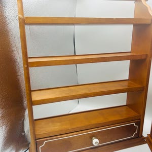 Scaffale in legno vintage LENOX Spice Village del 1989 – Mensola espositiva per 24 barattoli (solo mensola) immagine 15