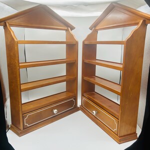 Scaffale in legno vintage LENOX Spice Village del 1989 – Mensola espositiva per 24 barattoli (solo mensola) immagine 2