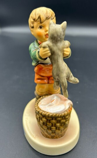 Goebel ゲーベル　フンメル　KITTY KISSES \"Mother\u0027s Helper\" #133 GOEBEL HUMMEL FIGURINE - Girl Knitting With Cat Gift!