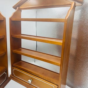 Scaffale in legno vintage LENOX Spice Village del 1989 – Mensola espositiva per 24 barattoli (solo mensola) immagine 6
