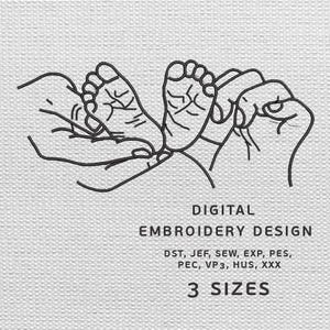 Può includere: Disegno a tratto nero e bianco di piedini di bambino tenuti in mano. L'immagine è etichettata "DIGITAL EMBROIDERY DESIGN" con abbreviazioni del tipo di file e "3 SIZES" sotto.