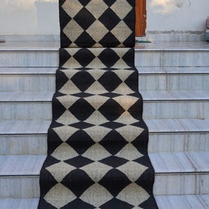Tappeto Kilim in iuta a quadri neri intrecciati a mano, arredamento boho con scale in lana, tappeto intrecciato bianco e nero, tappeto su misura, tappeto da corridoio