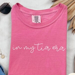 Comfort Colors® In meiner Tia Era Shirt, gefördert zu Tia Geschenk, neues Tia Shirt, Tia Schwangerschaftansage, Tia Geburtstagsgeschenk, In meiner Tia Era