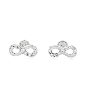 Op de afbeelding: Een paar zilverkleurige oorstekers, elk in de vorm van een oneindigheidssymbool. De oneindigheidssymbolen zijn bezet met kleine, heldere edelstenen, die glans geven. De oorbellen staan tegen een effen witte achtergrond.
