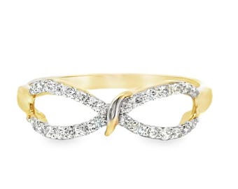 Delicato anello con fascia Infinity in oro giallo massiccio 14K e zirconi cubici.