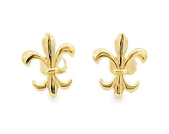 Könnte beinhalten: Ein Paar goldfarbene Fleur-de-Lis-Ohrstecker. Jeder Ohrring hat ein stilisiertes dreiblättriges Design mit einem zentralen vertikalen Element und gebogenen Seitenblättern. Die Ohrringe sind vor einem weißen Hintergrund platziert.