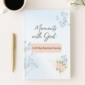 Op de afbeelding: Een dagboek met de titel "Moments with God: A 30-Day Devotional Journey" met een lichtblauwe kaft, bloemaccenten en een kopje koffie. Een gouden pen ligt naast het dagboek en witte bloemen op de achtergrond.
