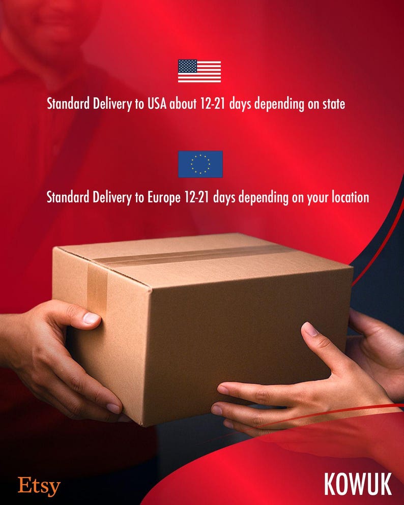 Puede incluir: Una caja de cart&oacute;n marr&oacute;n es sostenida por dos pares de manos sobre un fondo rojo. El texto "Standard Delivery to USA about 12-21 days depending on state" y "Standard Delivery to Europe 12-21 days depending on your location" es visible. Tambi&eacute;n est&aacute;n los logotipos de Etsy y KOWUK.