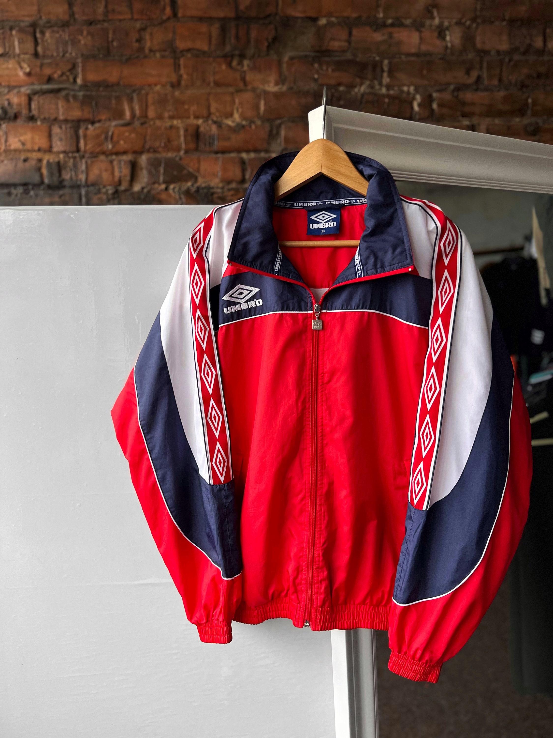 【専用】90s UMBRO 刺繍ロゴ トラックジャケット ヴィンテージ USA 90s UMBROトラックジャケット刺繍ロゴサッカーグリーン緑Y2K
