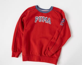 Sudadera unisex vintage Puma roja, cuello redondo, logo estampado Y2K. Tallas: YXL, XS (hombre), S (mujer).