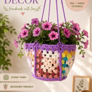 Puede incluir: Una cesta colgante de ganchillo hecha de cuadrados granny multicolores en tonos rosa, amarillo y blanco, bordeada con hilo morado. El texto dice HOME DECOR, CROCHET PATTERN, PDF + VIDEO TUTORIAL, SCRAP YARN, BEGINNER FRIENDLY, VIDEO TUTORIAL INCLUDED.