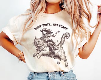 Maglietta con divertenti colori comfort e motivo gatto cowboy: Ridin' Dirty Tee