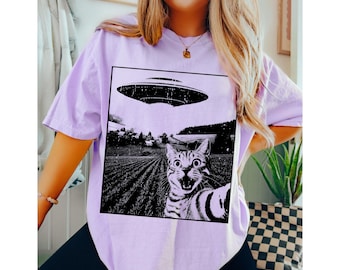 Camiseta vintage lavada con abducción de ovnis y gato: parodia del meme extraterrestre