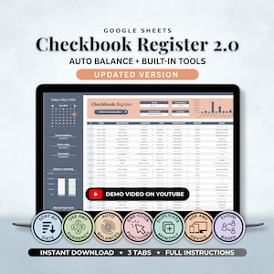 Op de afbeelding: Een laptopscherm toont een Google Sheets kasboekregister. De titel "Checkbook Register 2.0" is zichtbaar, samen met "Auto Balance + Built-in Tools" en "Updated Version". Pictogrammen geven functies aan zoals sorteren op datum, automatische saldi en cloudgebaseerde toegang.