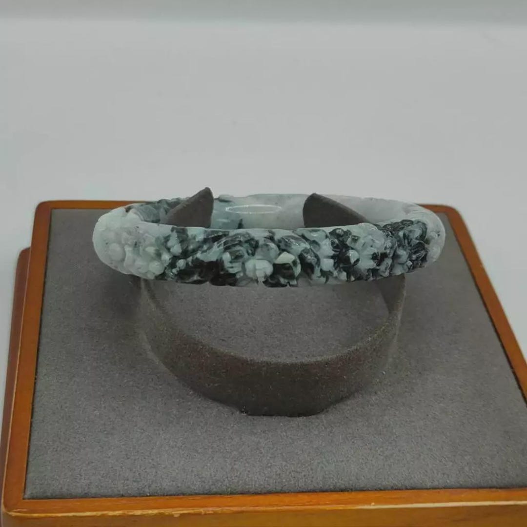 彫刻された翡翠のバングル：白、グレー、黒の翡翠の花 - 54.3 mm