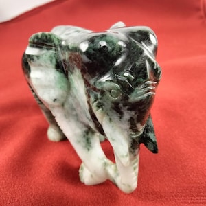 Estatua de elefante de jade tallado birmano, jade natural, verde claro negruzco, decoración para el hogar y la oficina, ancho 1,96 pulgadas
