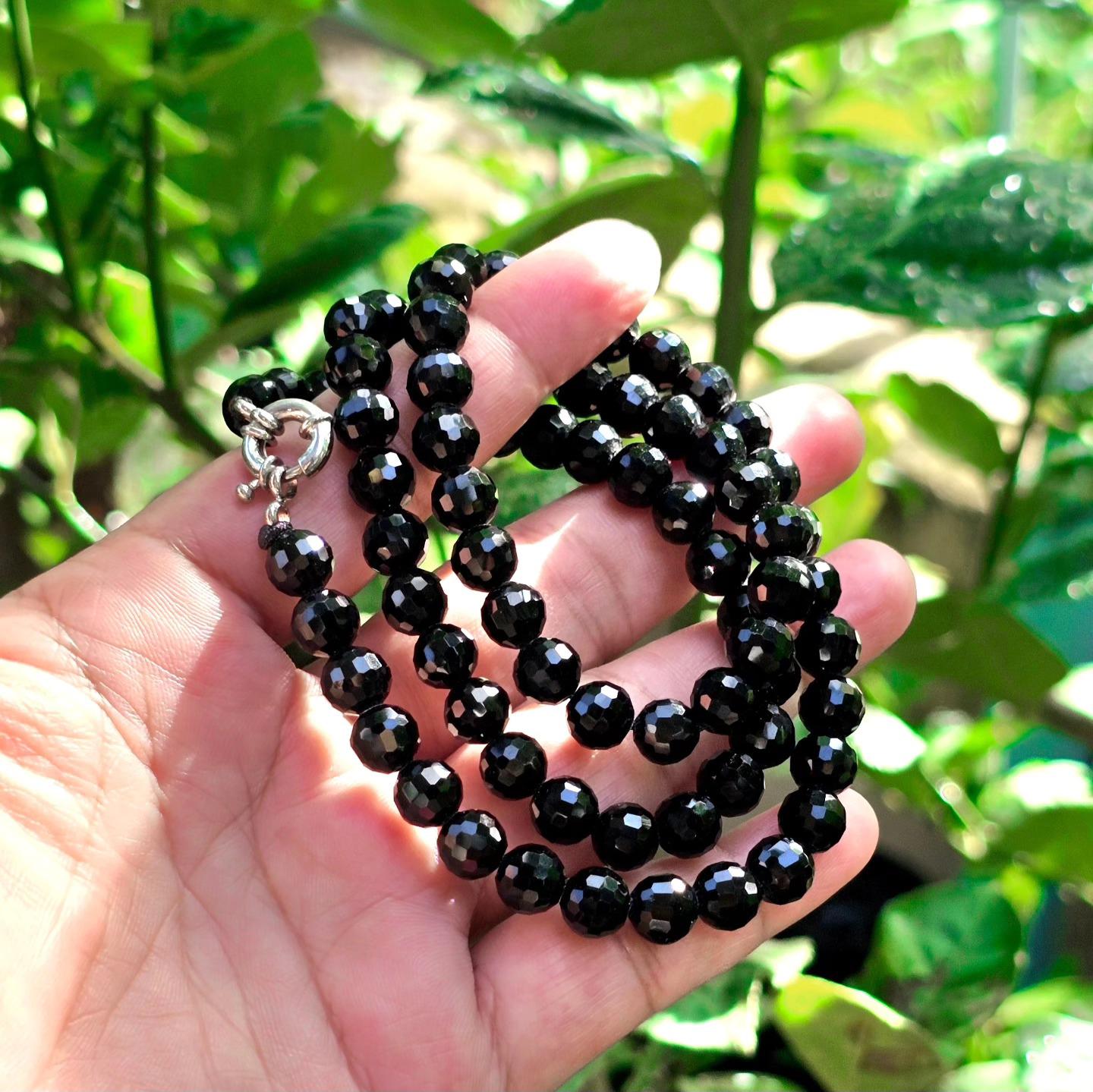 Onyx Thaïlande Kanchanaburi ou Spiue noir mousseux à facettes Taille 7,7-8 mm Longueur 28 pouces