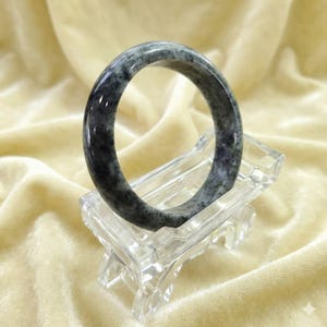 Brazalete de jade birmano con forma de vientre plano, jadeíta gris y blanca, interior (59,3 mm).