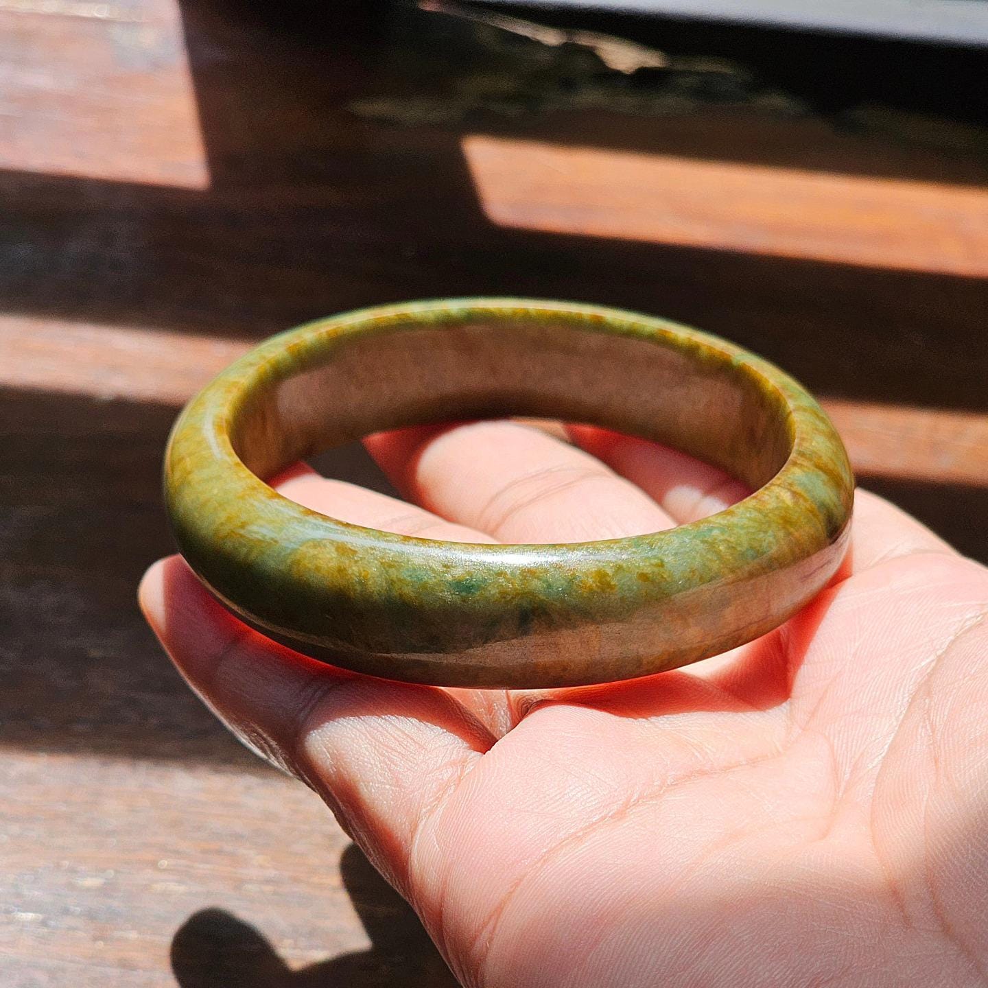 ビルマ産グリーンハニー翡翠バングル、天然翡翠ブレスレット（59mm