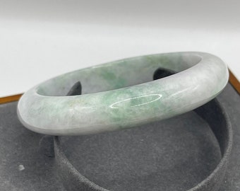 Bracelet jonc jade birman blanc avec inserts verts Ventre plat jadéite naturelle A taille intérieure 58,5 mm