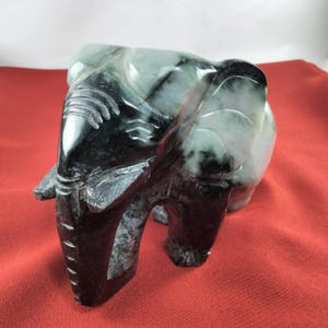 Estatua de elefante de jade tallado de gran tamaño, de jade natural, color verde claro y negruzco, para decoración del hogar y la oficina.