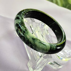 Burmese Jade Armreif: Natürlicher Jadeit A Flachbauch Innen 60.8 mm