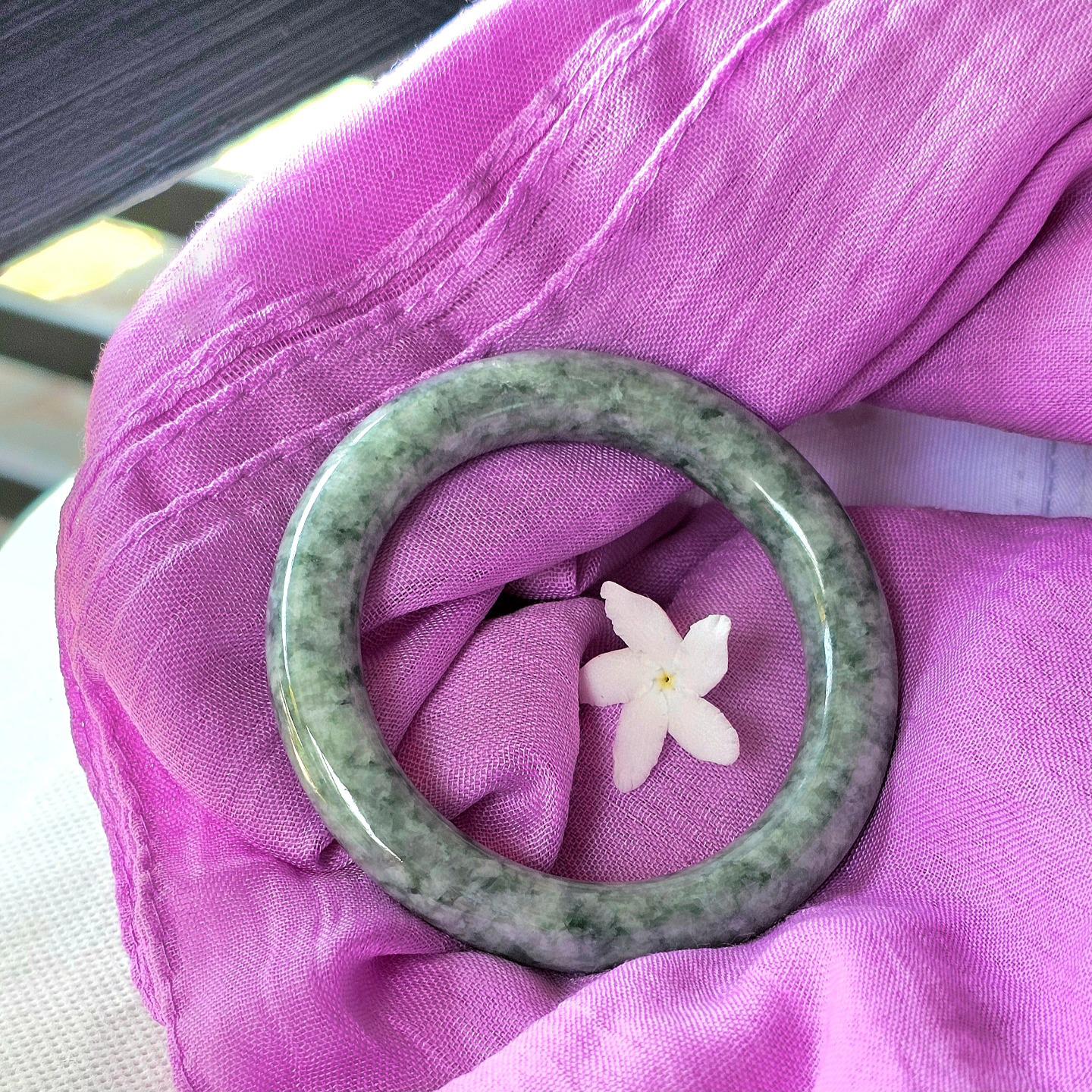 ビルマ翡翠バングル、ジンボーシアンドーナツ型（55.8 mm） - Etsy 日本