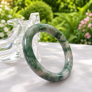 Burmesisk Jade Armring: Naturlig Munkform Grön Vit Innerstorlek 54,7 mm