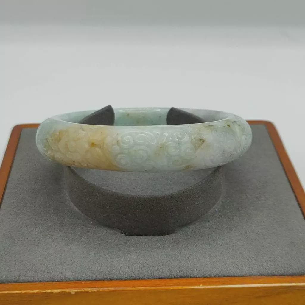 ビルマ翡翠バングル 彫刻入り 花と富の蔓 光沢のある質感 ライト