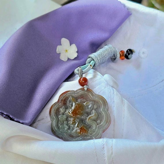 九尾の狐の翡翠ペンダント、彫刻されたお守り - 赤とグレー - Etsy 日本