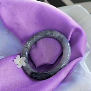 Burmese Jade Armreif Donut Form grau-weißlich echter natürlicher Jadeit Typ A Innen 54.2 mm