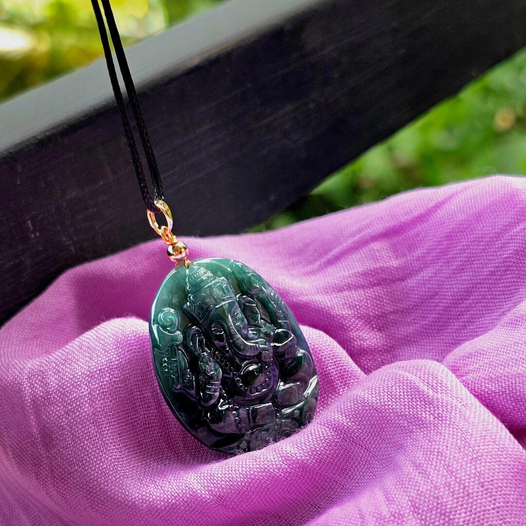 ガネーシャ翡翠ペンダント：オーシャンブルーの彫刻が施されたお守り