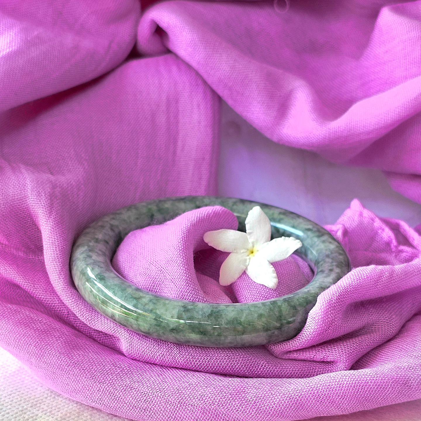 ビルマ翡翠バングル、ジンボーシアンドーナツ型（55.8 mm） - Etsy 日本