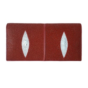 Könnte beinhalten: Eine rote Ledergeldbörse mit einem weißen, tropfenförmigen Design auf der Vorderseite. Die Geldbörse besteht aus einem strukturierten Material und hat ein zweifach gefaltetes Design. Die Geldbörse ist geöffnet und zeigt das Innere.