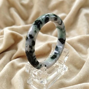 Può includere: Un set di tre tazze in ceramica con finitura maculata e opaca. Le tazze sono in tonalità crema, grigio chiaro e grigio scuro. Ogni tazza ha un design semplice e minimalista, adatto per caffè o tè.