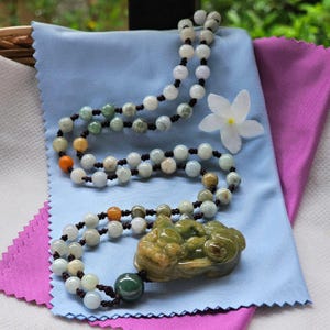 Birmaanse jadehanger pixie paddenstoelpatroon honinggroen echte natuurlijke jadeiet type A Breedte 2,27 cm