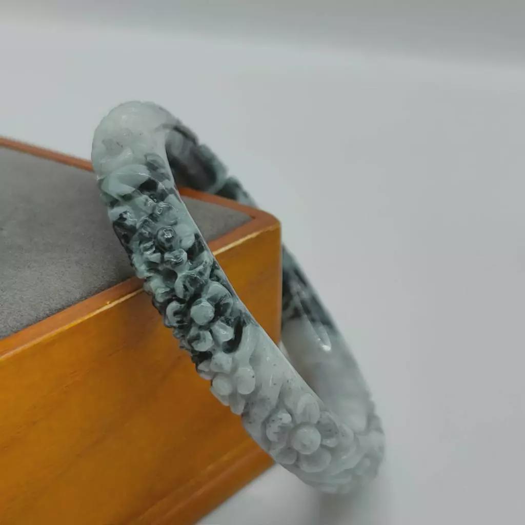 彫刻された翡翠のバングル：白、グレー、黒の翡翠の花 - 54.3 mm